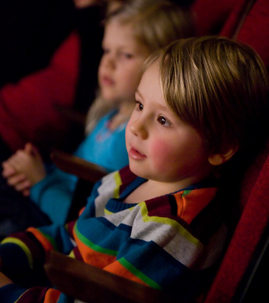 Kinder schauen sich das Flimmerkino an